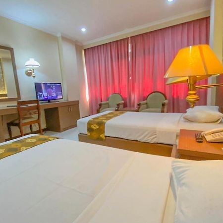 Riyadi Palace Hotel Surakarta RedPartner Bagian luar foto