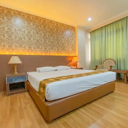 Riyadi Palace Hotel Surakarta RedPartner Bagian luar foto