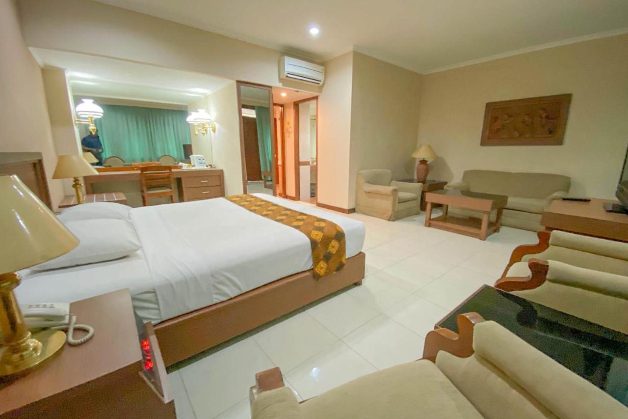 Riyadi Palace Hotel Surakarta RedPartner Bagian luar foto