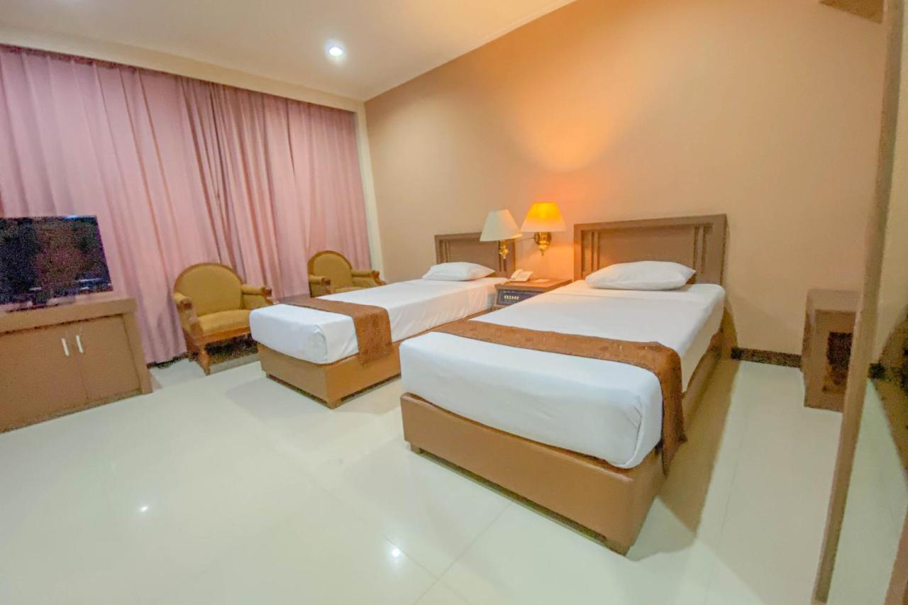 Riyadi Palace Hotel Surakarta RedPartner Bagian luar foto