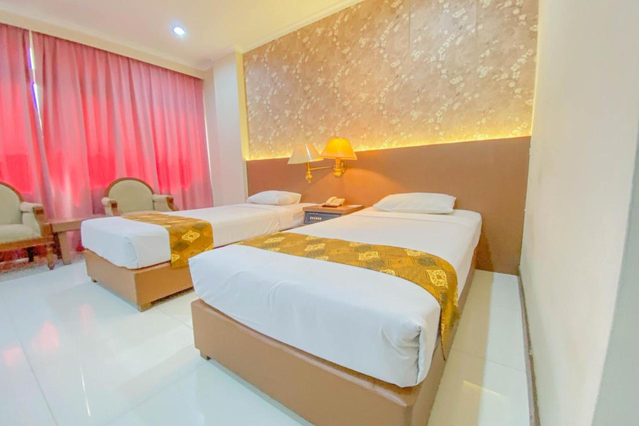 Riyadi Palace Hotel Surakarta RedPartner Bagian luar foto