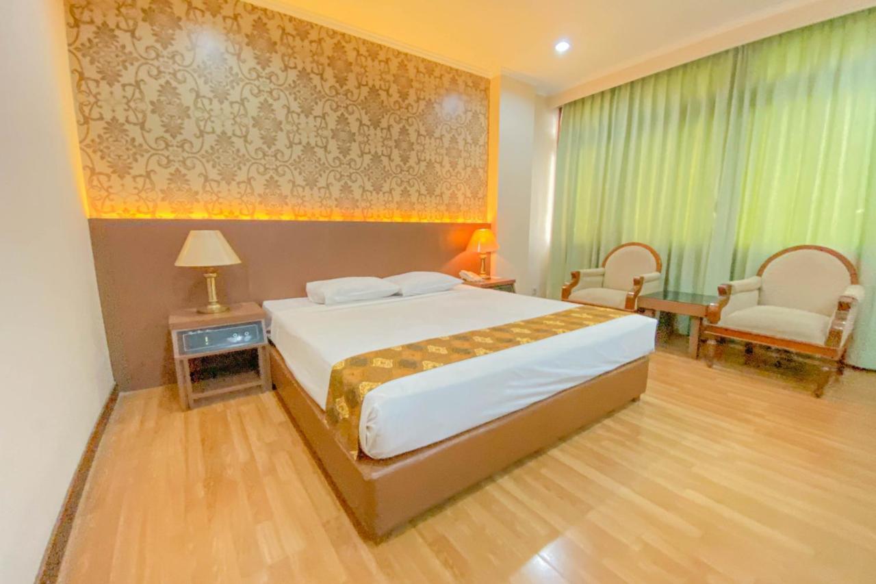 Riyadi Palace Hotel Surakarta RedPartner Bagian luar foto