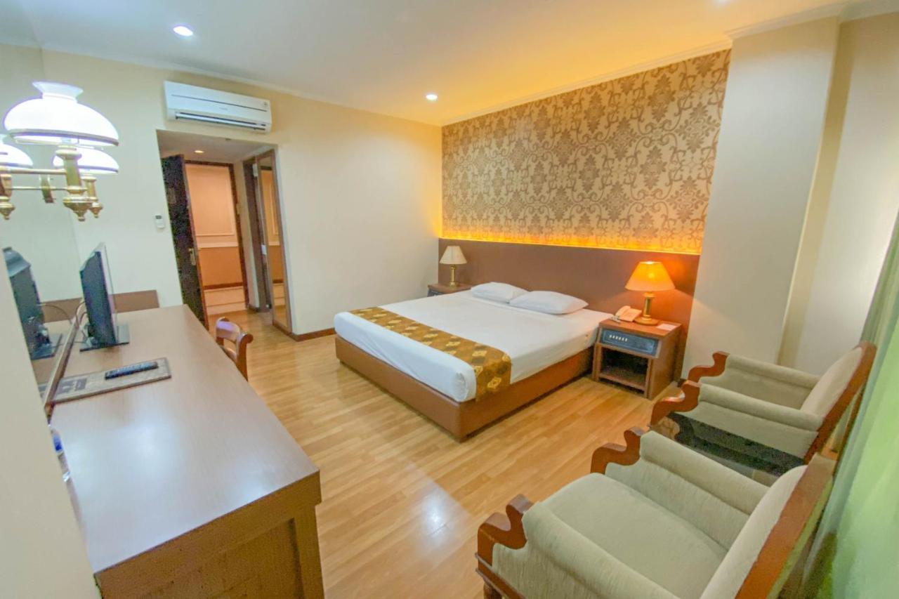 Riyadi Palace Hotel Surakarta RedPartner Bagian luar foto