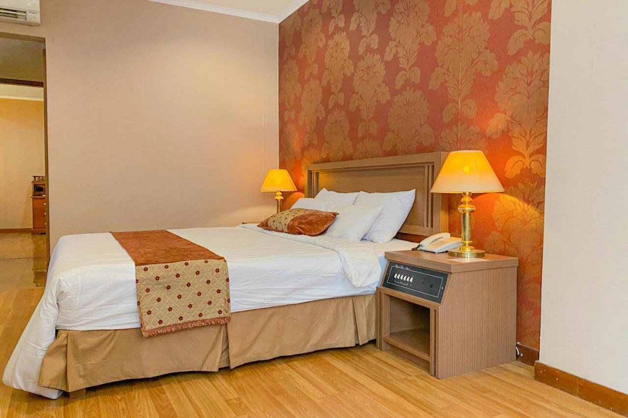 Riyadi Palace Hotel Surakarta RedPartner Bagian luar foto