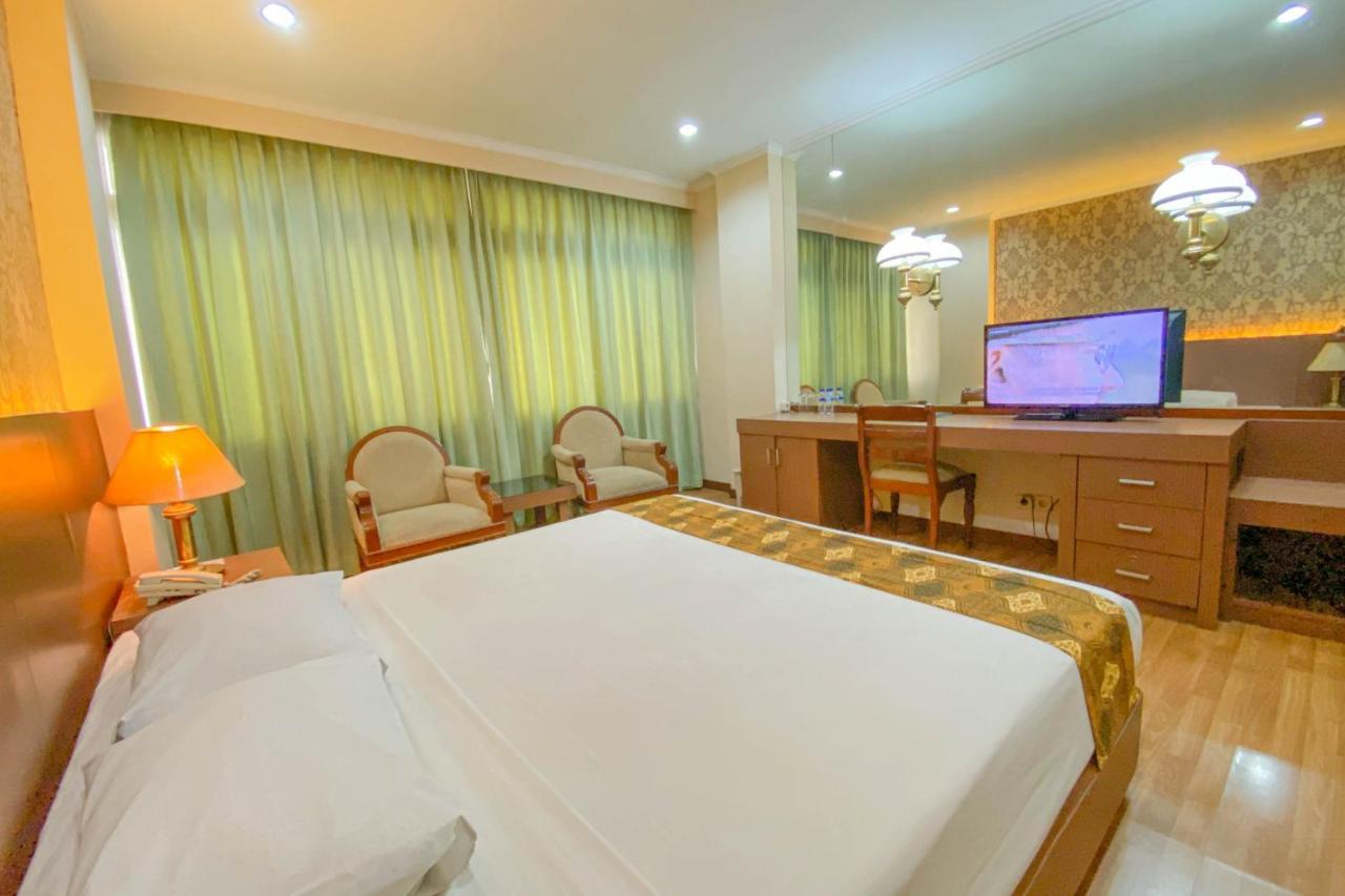 Riyadi Palace Hotel Surakarta RedPartner Bagian luar foto