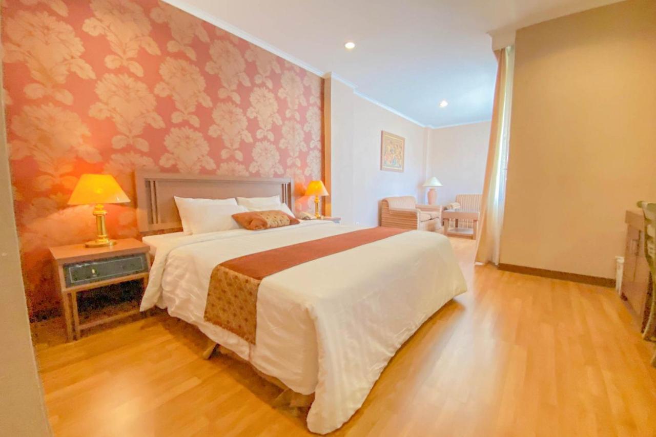 Riyadi Palace Hotel Surakarta RedPartner Bagian luar foto