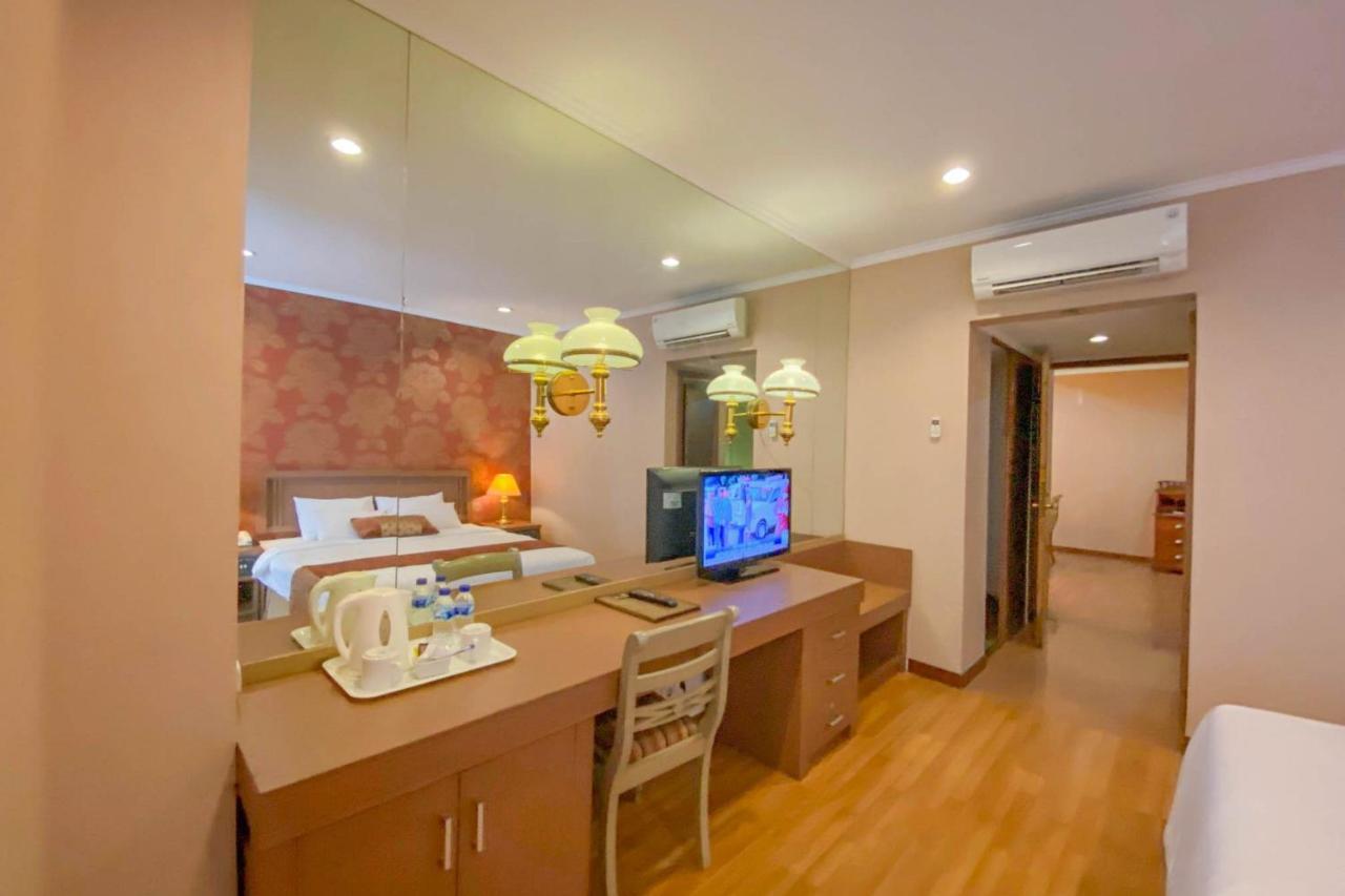 Riyadi Palace Hotel Surakarta RedPartner Bagian luar foto