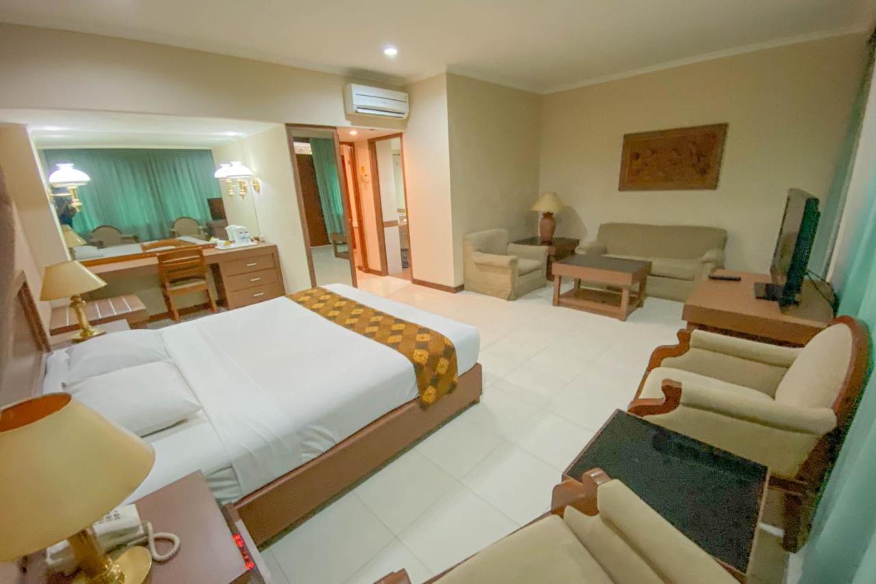 Riyadi Palace Hotel Surakarta RedPartner Bagian luar foto