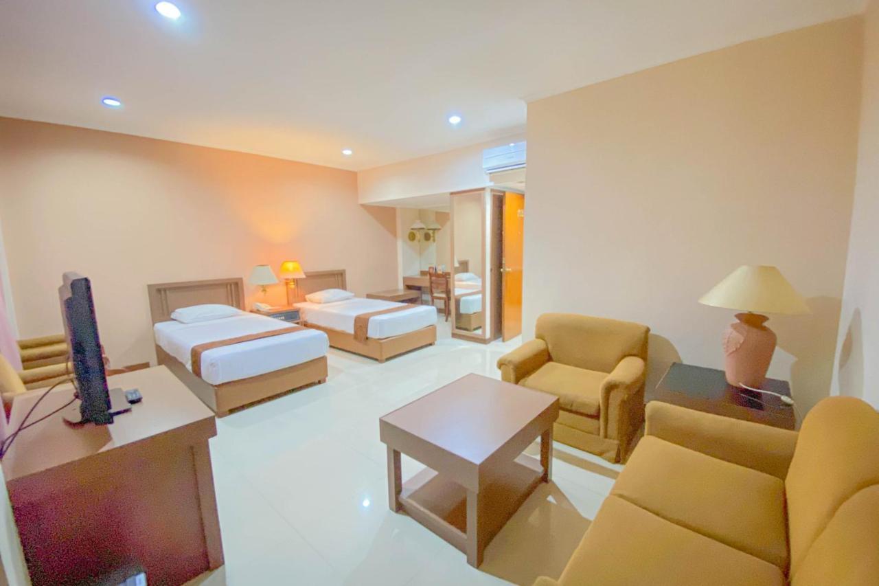 Riyadi Palace Hotel Surakarta RedPartner Bagian luar foto