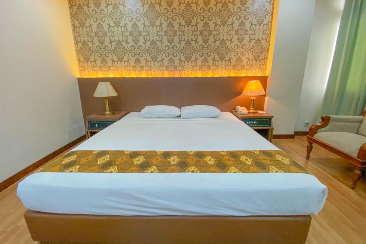 Riyadi Palace Hotel Surakarta RedPartner Bagian luar foto
