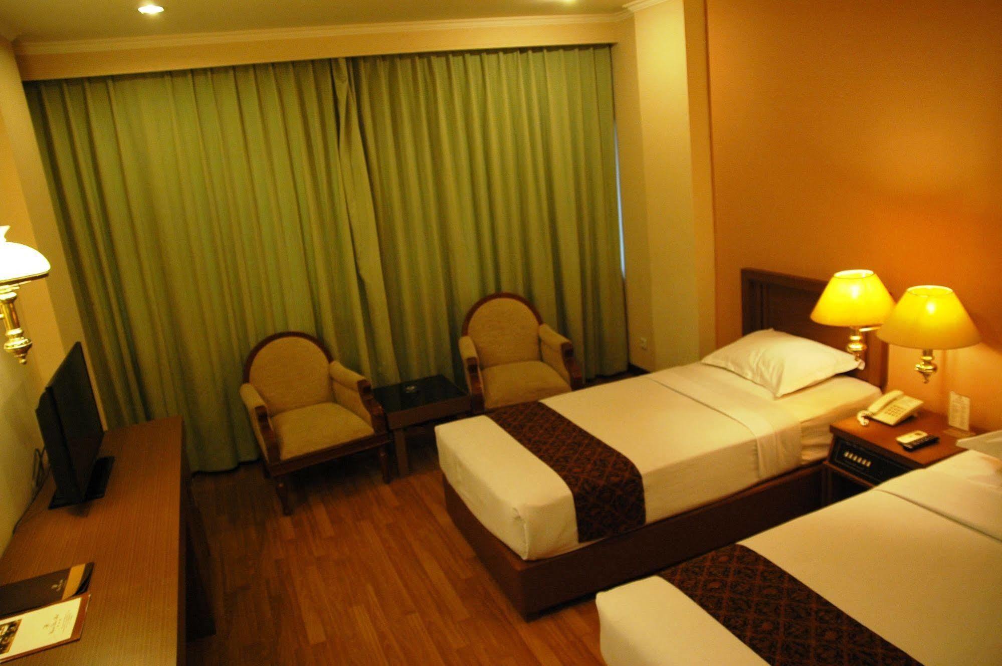 Riyadi Palace Hotel Surakarta RedPartner Bagian luar foto