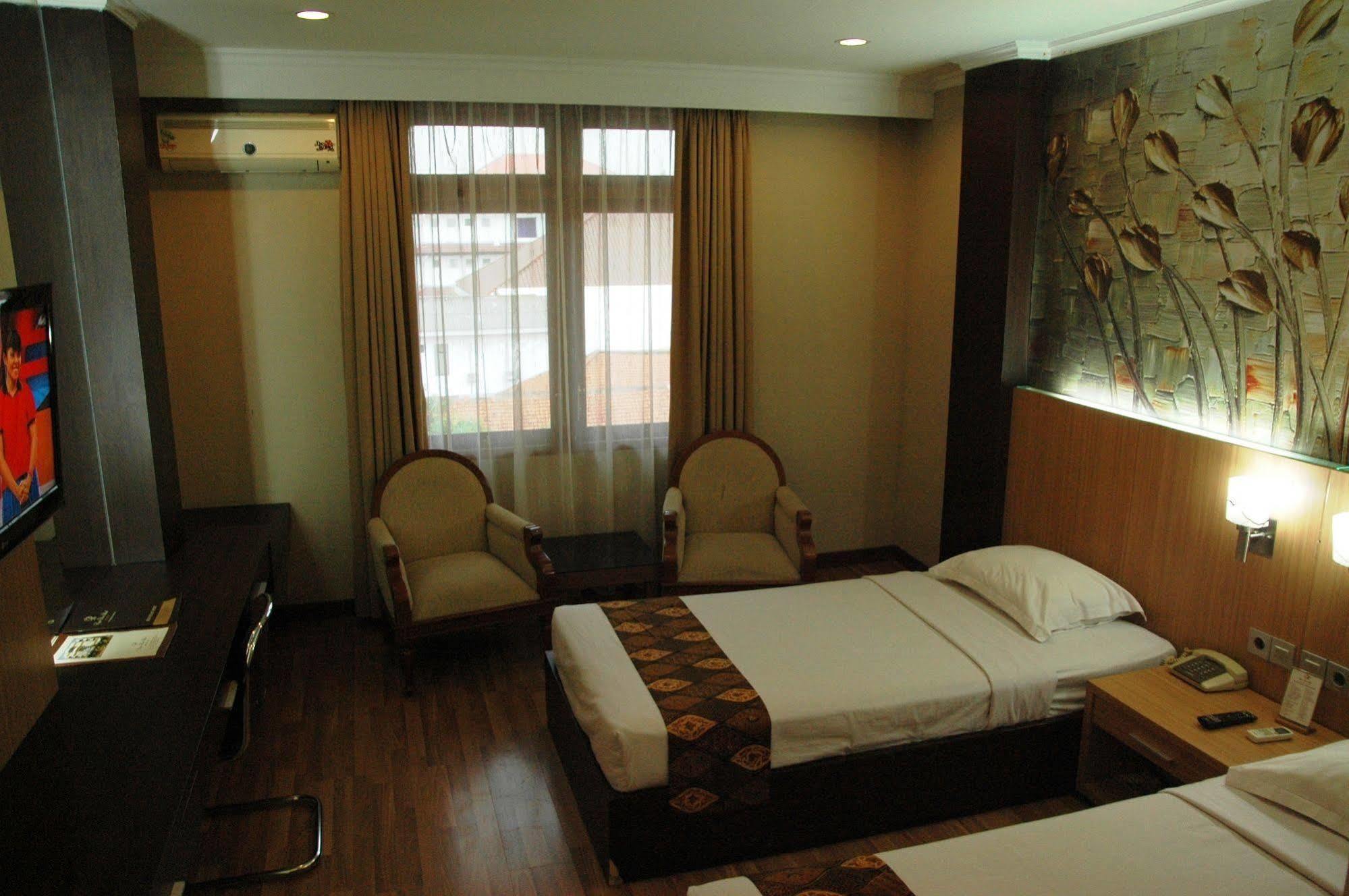 Riyadi Palace Hotel Surakarta RedPartner Bagian luar foto