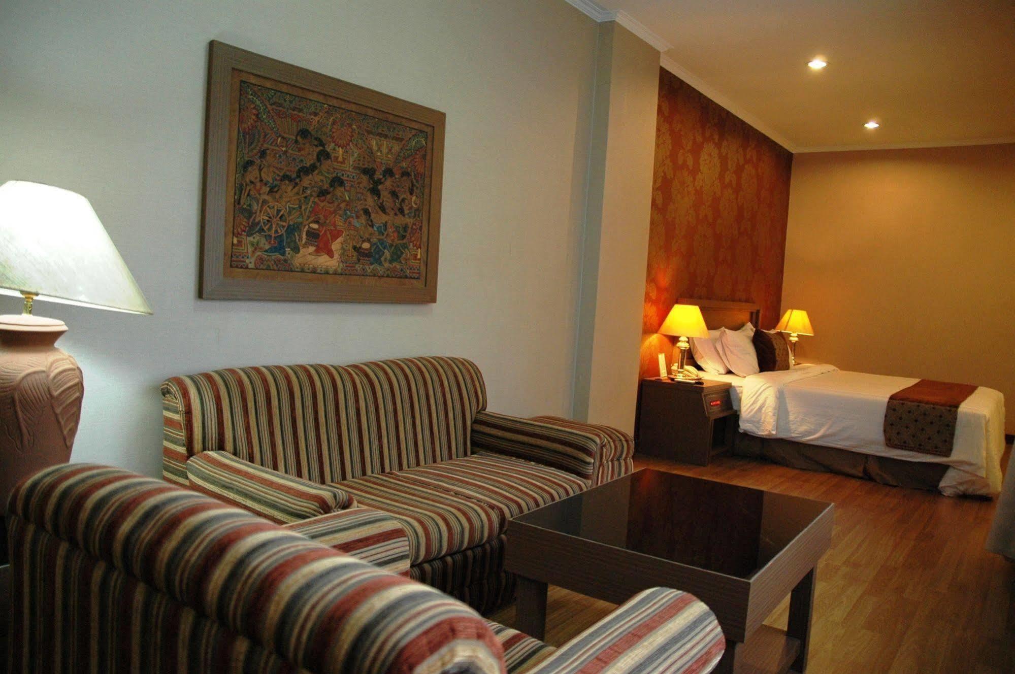 Riyadi Palace Hotel Surakarta RedPartner Bagian luar foto