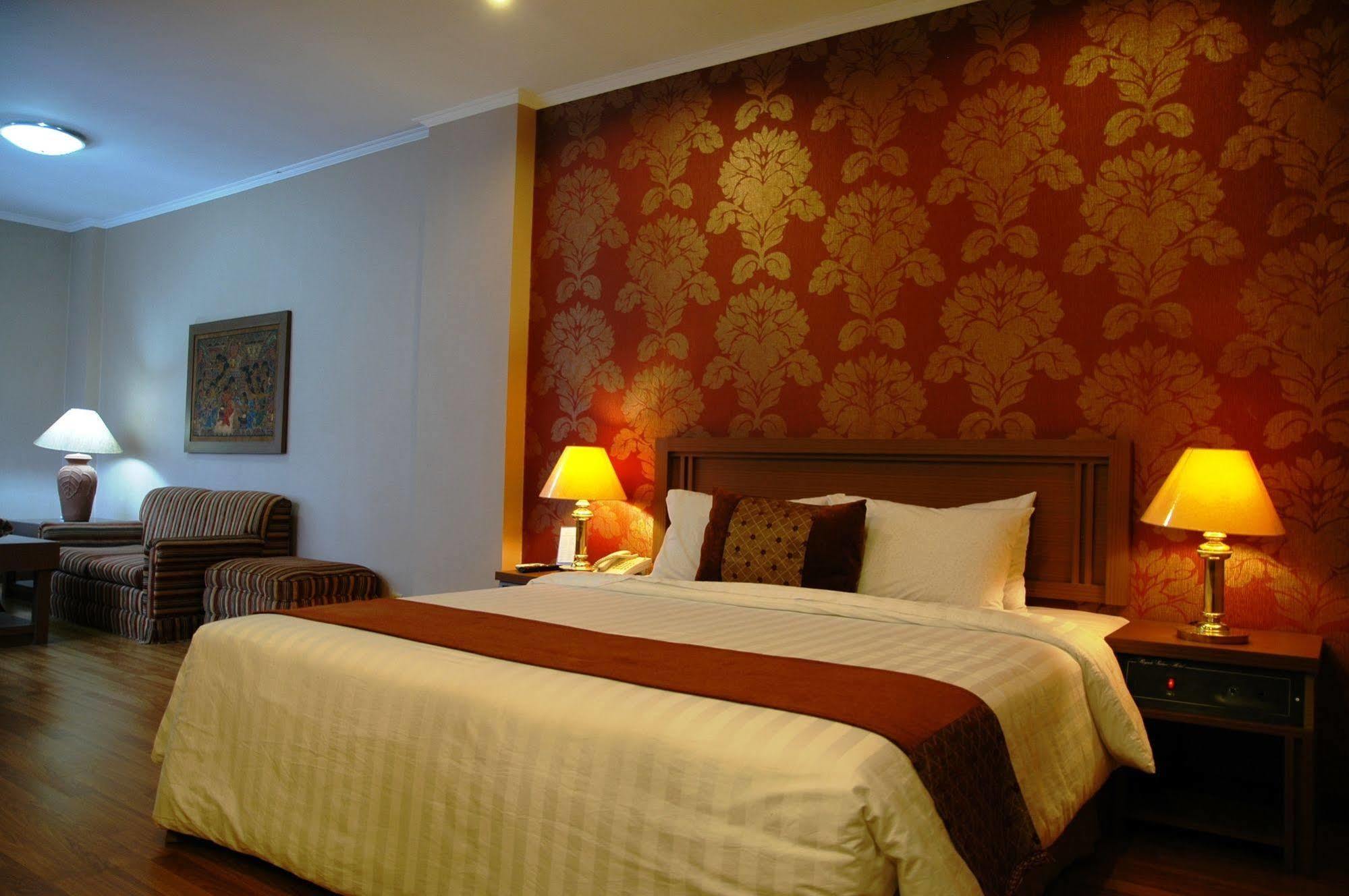 Riyadi Palace Hotel Surakarta RedPartner Bagian luar foto