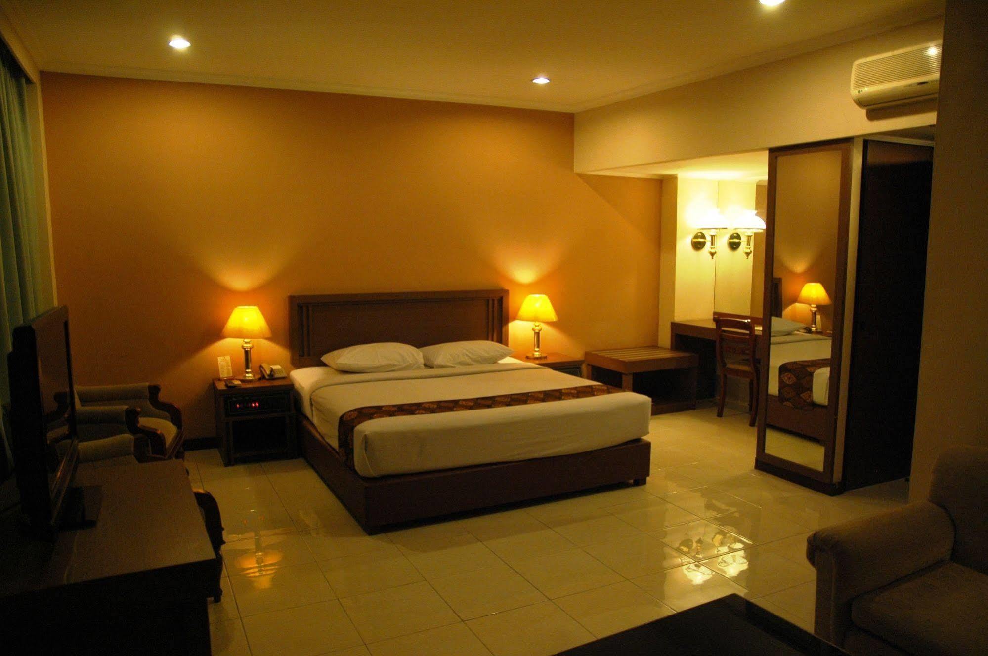 Riyadi Palace Hotel Surakarta RedPartner Bagian luar foto