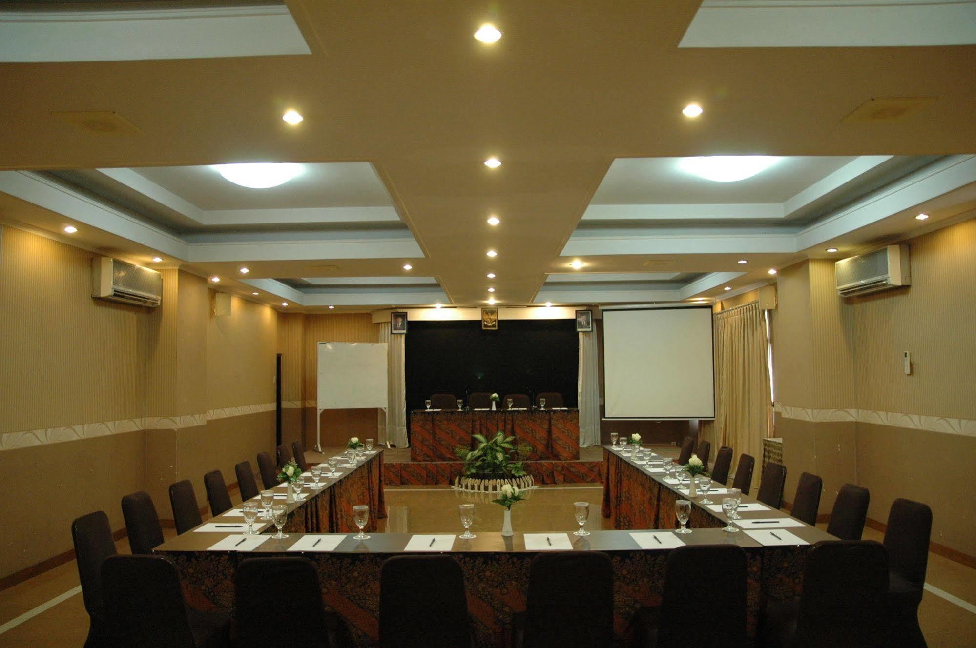 Riyadi Palace Hotel Surakarta RedPartner Bagian luar foto