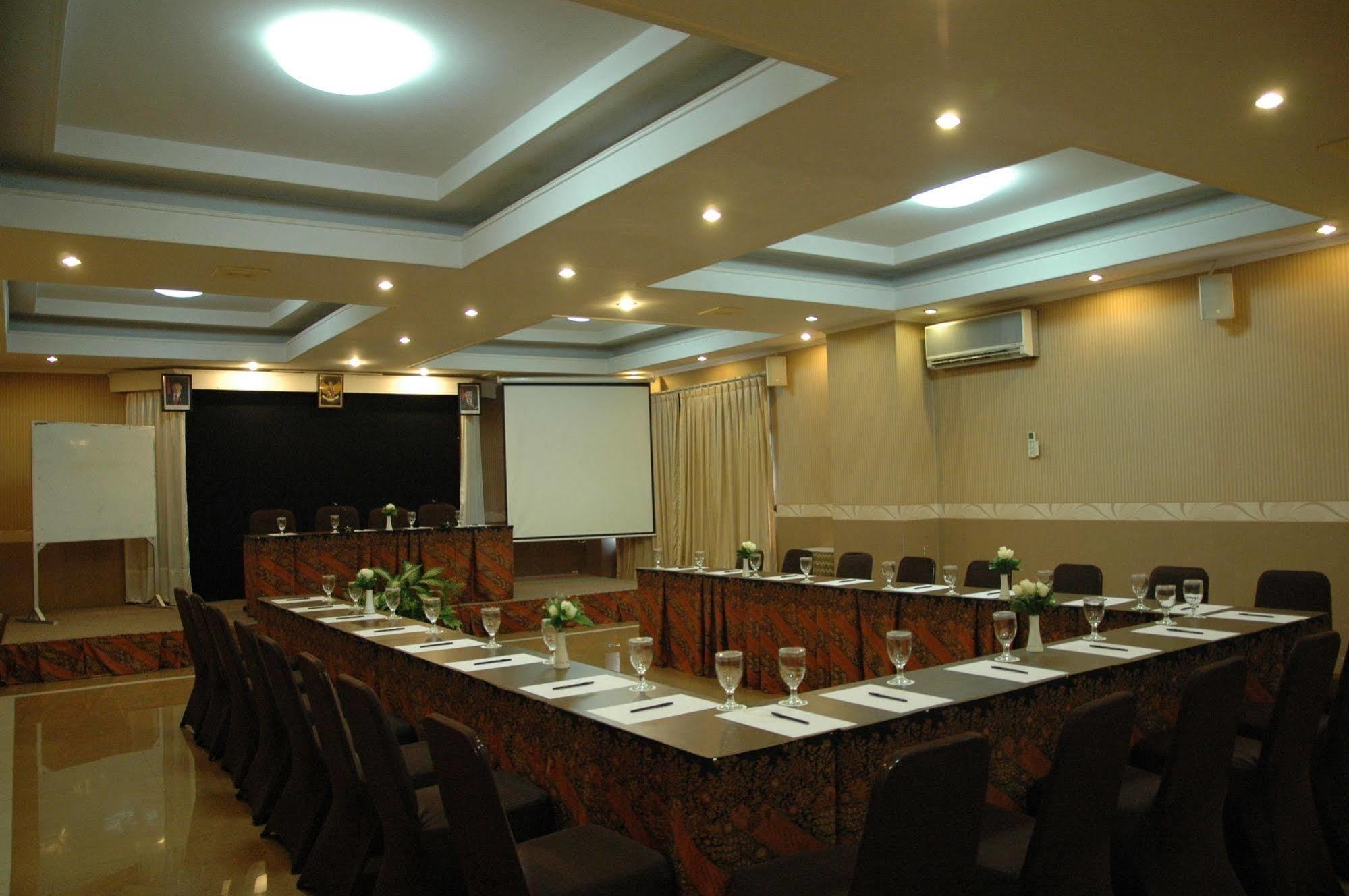 Riyadi Palace Hotel Surakarta RedPartner Bagian luar foto