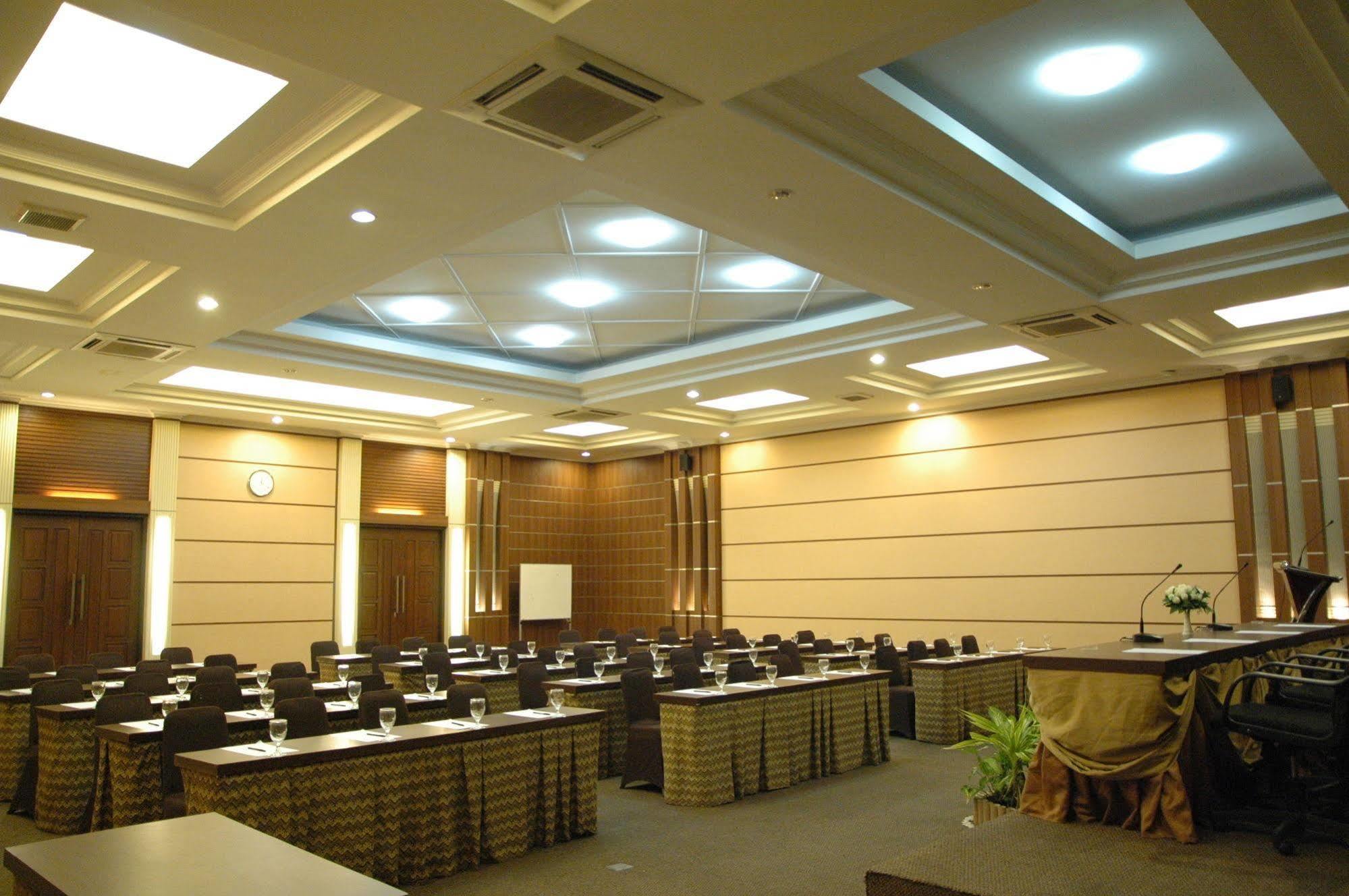 Riyadi Palace Hotel Surakarta RedPartner Bagian luar foto